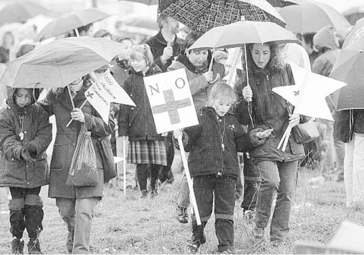 Imagen principal - Arriba, concentración de vecinos de Girón contra el proyectado centro en marzo de 2002; abajo, pancarta en Huerta del Rey y vecinos para vigilar las obras.