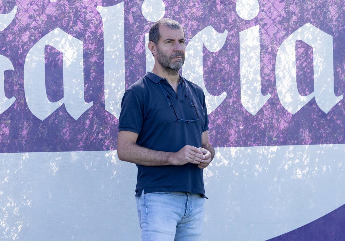 David Espinar observa un entrenamiento del Real Valladolid en los Anexos.