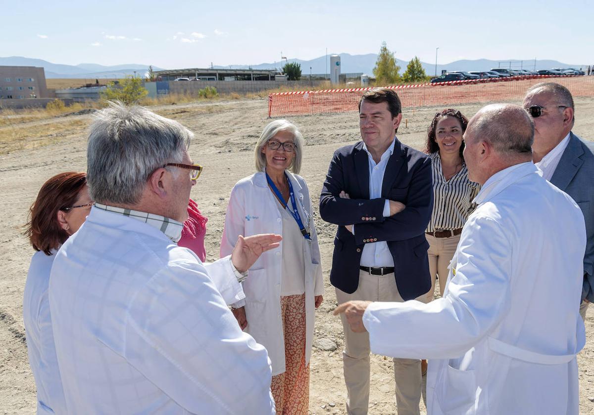 La dirección médica del Hospital departe con el presidente de la Junta, sobre el nuevo solar.