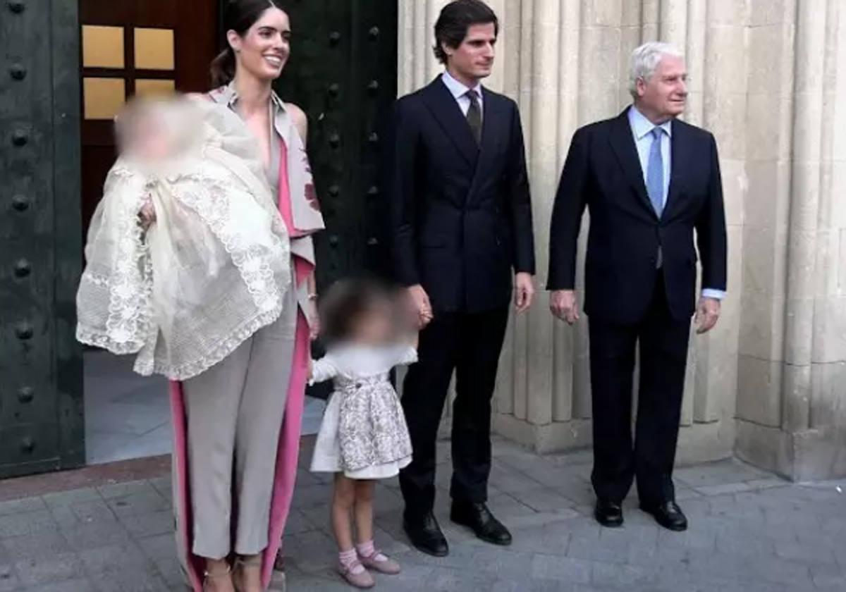 Sofía Palazuelo, Fernando Fitz-James y el Duque de Alba junto a Sofía y Rosario.