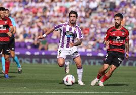 Monchu presiona a Álvaro Sanz en la salida de balón del Mirandés.