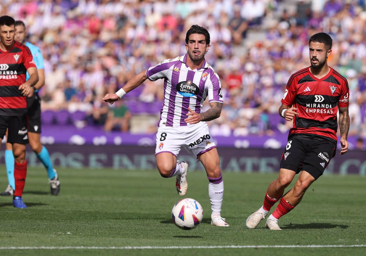 Monchu presiona a Álvaro Sanz en la salida de balón del Mirandés.