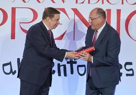 Carlos Moro recibe el Premio a la Innovación del ministro de Agricultura, Luis Planas.