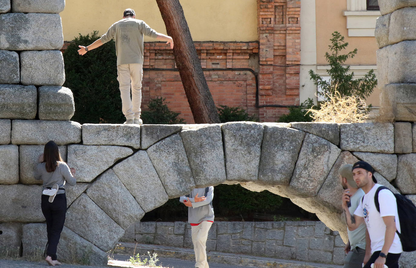 Un hombre subido en uno de los sillares del Acueducto, en la plaza de Día Sanz.