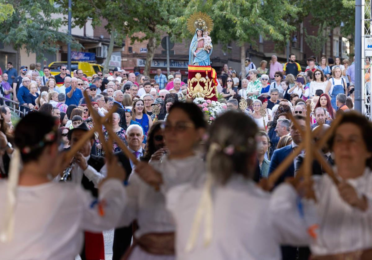 Procesión de la Virgen del Pilar en el barrio de Pilarica.