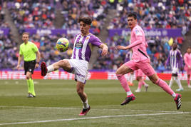 Álvaro Aguado controla una pelota en el último partido entre Real Valladolid y Espanyol.