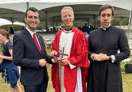 El alcalde de Rioseco, David Esteban, y el párroco Alberto Rodríguez, con el obispo de Pensacola-Tallahasse durante la ceremonia.