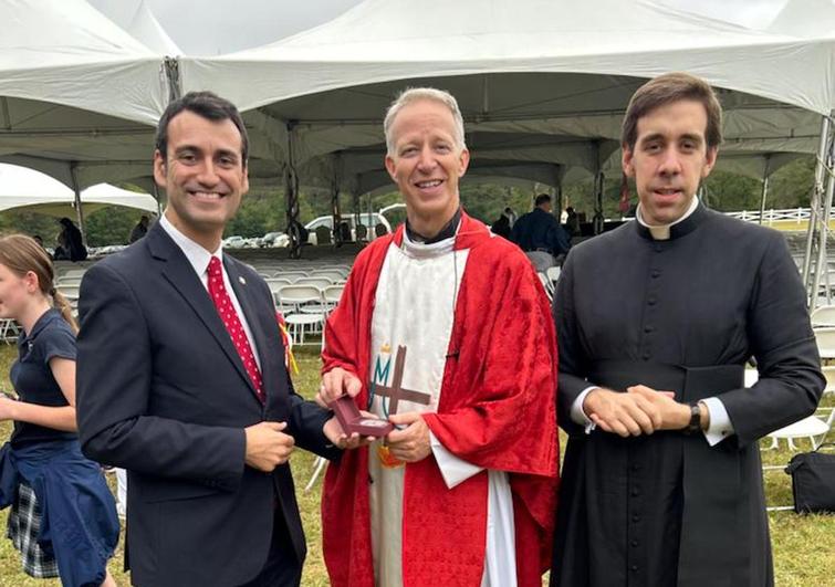 El alcalde de Rioseco, David Esteban, y el párroco Alberto Rodríguez, con el obispo de Pensacola-Tallahasse durante la ceremonia.