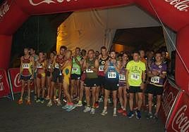 Los corredores se preparan para comenzar en la línea de salida.