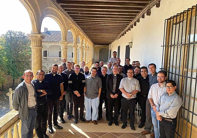 Los jóvenes sacerdotes en el claustro del Palació de los Ulloa, en Mota del Marqués