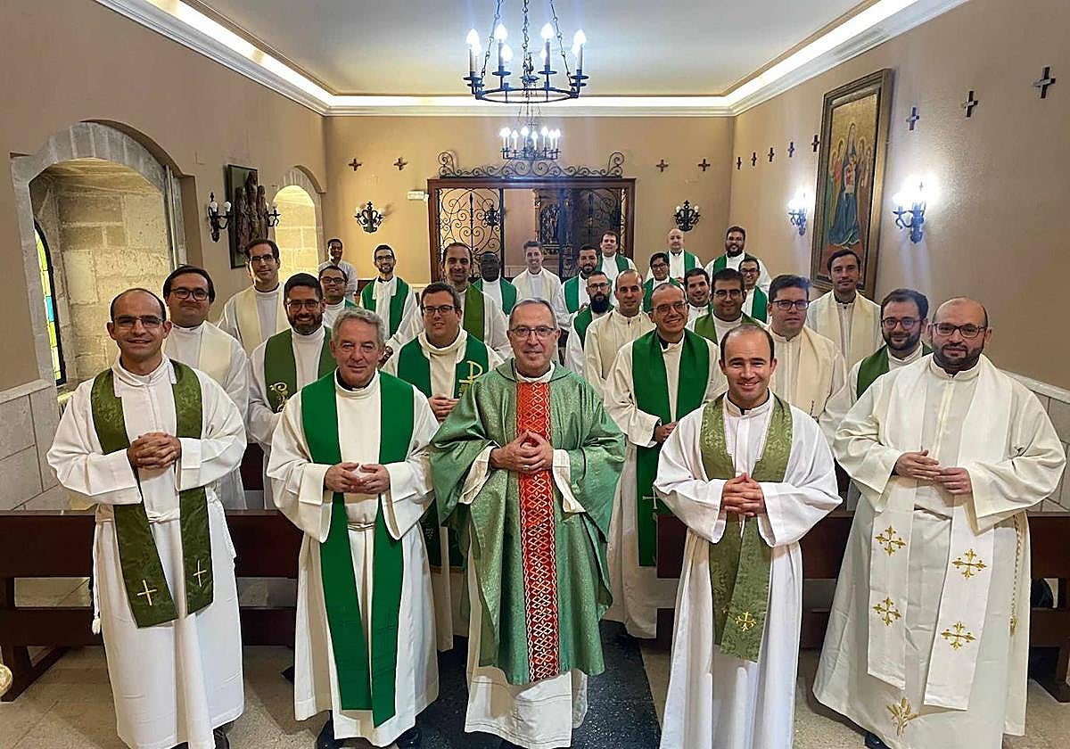 Los jóvenes sacerdotes en el claustro antes de una de las eucaristías del encuentro