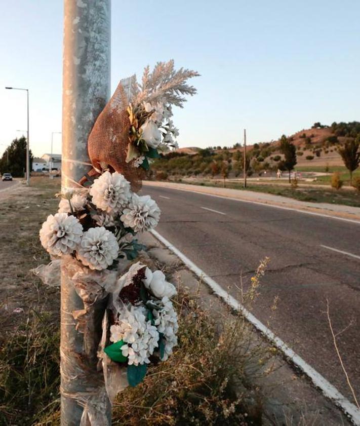 Imagen secundaria 2 - El siniestro, desde diferentes puntos y un ramo de flores ubicado junto al lugar por un accidente anterior.