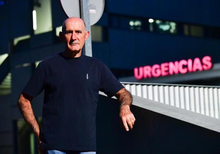 Carmelo Monje, en la entrada del Servicio de Urgencias del Clínico.