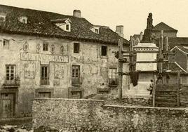 Imagen de las casas del Rastro, el puente sobre el río y el Hospital de la Resurrección, hacia 1882. en ella se observan la casa de Cervantes y la escultura erigida en su honor.