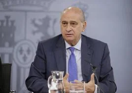 Fotografía de archivo de octubre de 2014 del exministro del Interior Jorge Fernández Día.