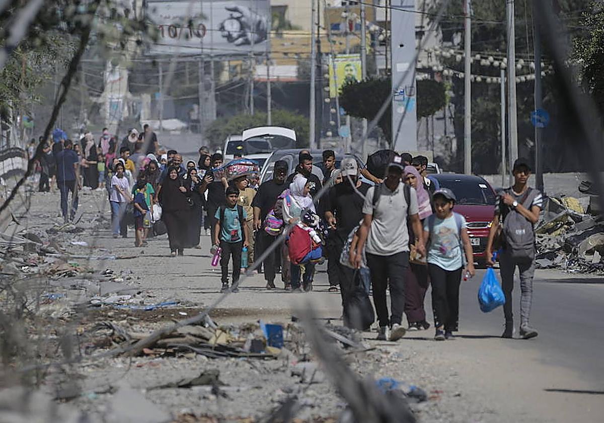 Miles de palestinos huyen de Gaza.