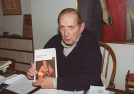 Miguel Delibes posa en su domicilio con un ejemplar de 'El hereje', obra galardonada con el Premio Nacional de Narrativa 99.