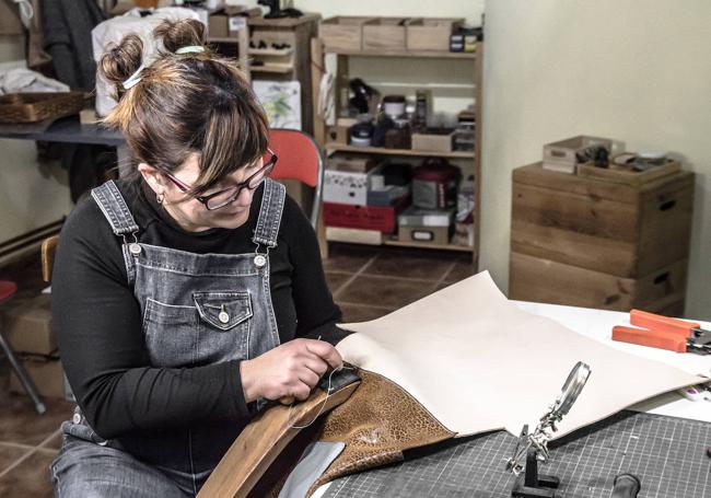 Alicia en su taller de marroquinería en Mota del Marqués