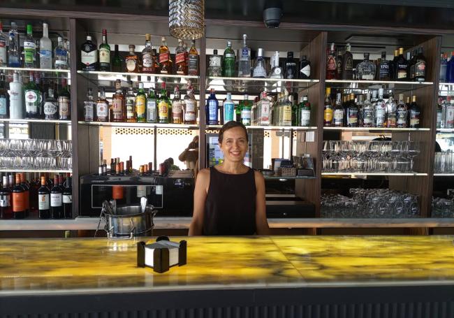 Alicia Fernández en su cafetería El Corral de la Muda, un espacio ideal para disfutar