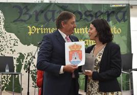 El alcalde de Brañosera entrega una copia del fuero y recibe una imagen del escudo de Magaz, que le entrega la regidora Patricia Pérez.