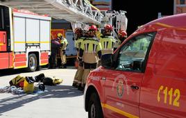 Bomberos del parque central de Valladolid hacen maniobras.