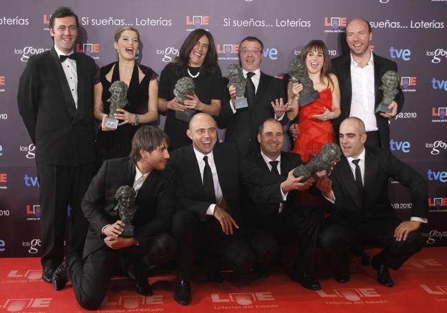 Los integrantes de la película 'Celda 211' posan con los galardones conseguidos en la XXIV edición de los Premios Goya, celebrada en el 2010 en el Palacio Municipal de Congresos de Madrid.