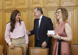 Domiciano Curiel conversa distendidamente con las otras dos concejalas de Vamos Palencia, Marta Font y Maribel Contreras.