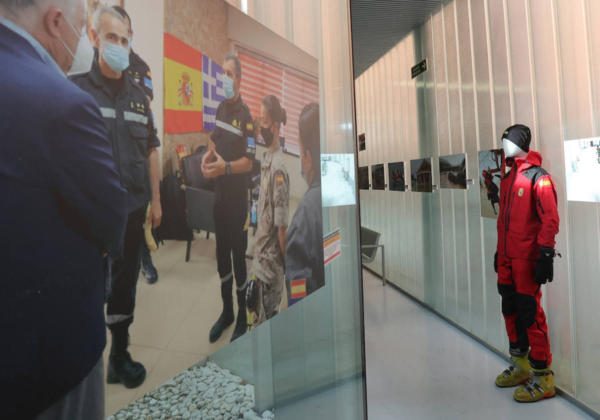 Un maniquí equipado con ropa de nieve de la UME, entre las fotos y otros objetos de la exposición.