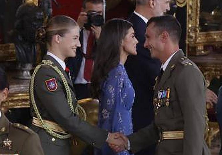 La princesa Leonor saluda a uno de sus compañeros en la Academia Militar de Zaragoza.