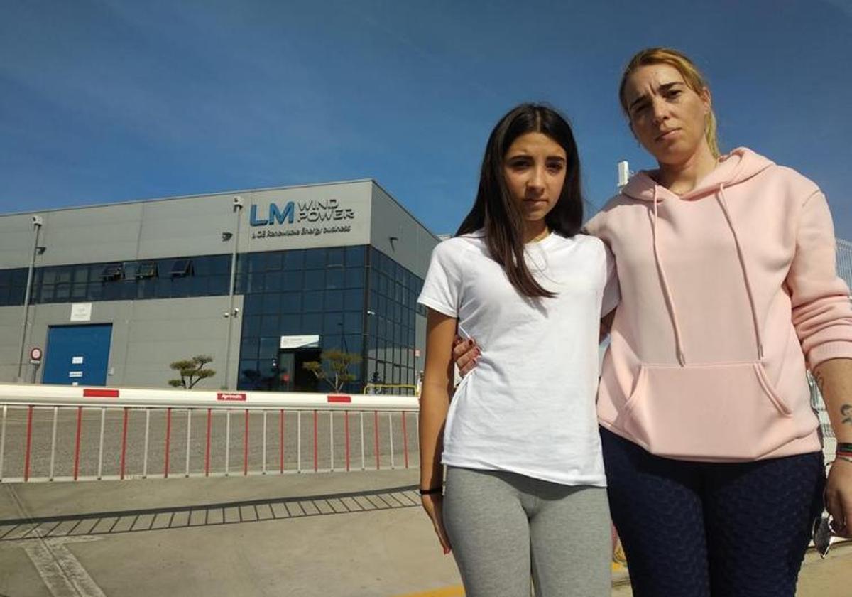 María Teresa Pereira, con una de sus hijas, a las puertas de la planta de LM Wind Power en Ponferrada.