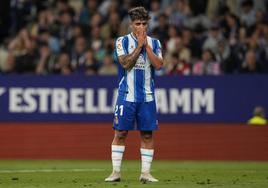 El canterano del Espanyol, Nico Melamed, se lamenta durante un partido.