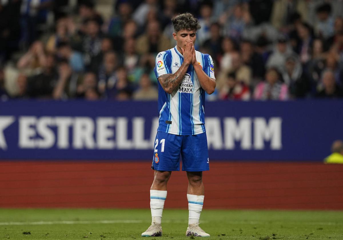 El canterano del Espanyol, Nico Melamed, se lamenta durante un partido.