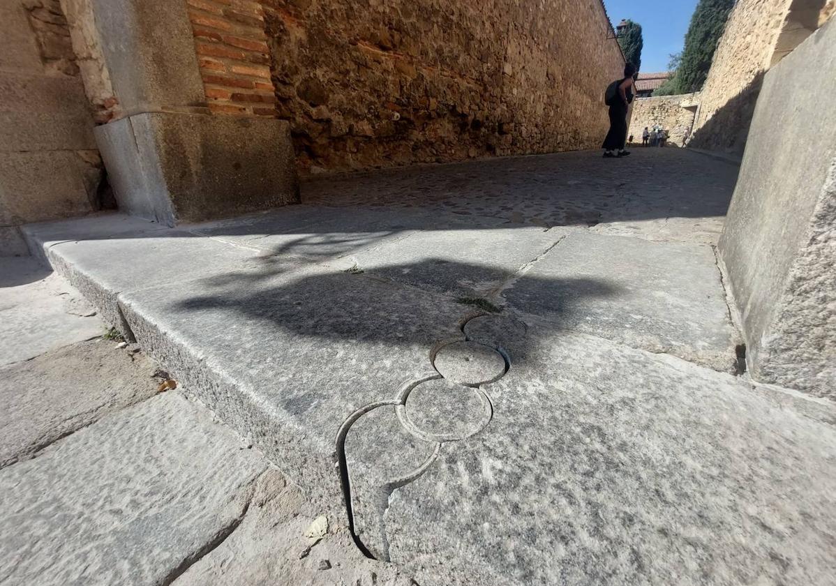 Escalón del Postigo donde se construirá una rampa de acceso, con las marcas ya hechas.