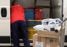 Un empleado de reparto de paquetería y transporte terrestre.