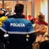 Los bomberos rescatan a una niña pequeña atrapada en el cajero de un banco