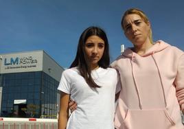 María Teresa Pereira, con una de sus hijas, a las puertas de la planta de LM Wind Power en Ponferrada.