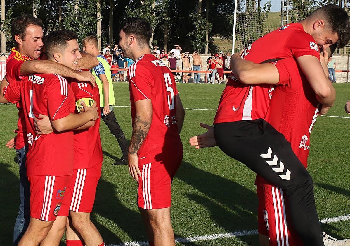 Jugadores del Turégano celebran el triunfo al final del partido.