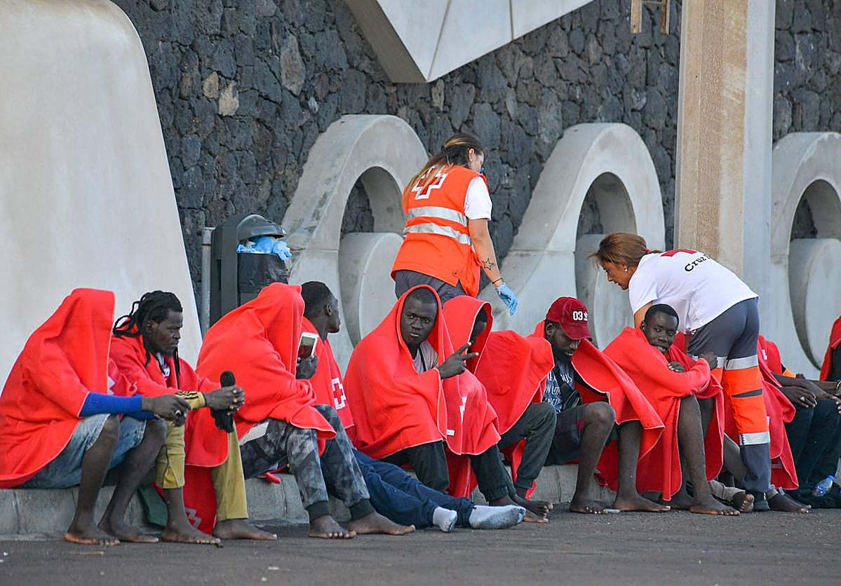 Inmigrantes subsaharianos en el muelle de La Restiga, en la isla de El Hierro.