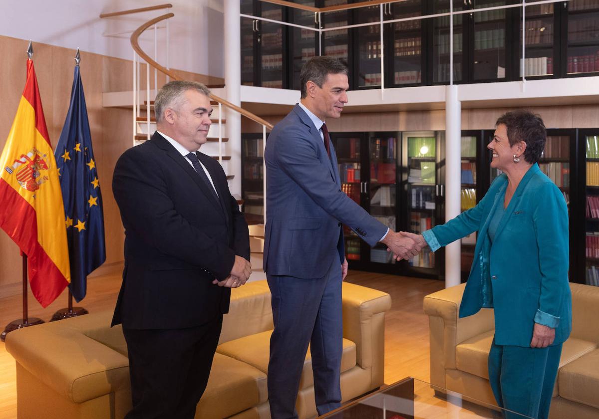 El secretario de Organización del Partido Socialista, Santos Cerdán y el presidente del Gobierno en funciones, Pedro Sánchez, reciben a la portavoz de EH Bildu en el Congreso de los Diputados, Mertxe Aizpurua.