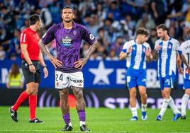 Kenedy muestra su frustración durante el partido.