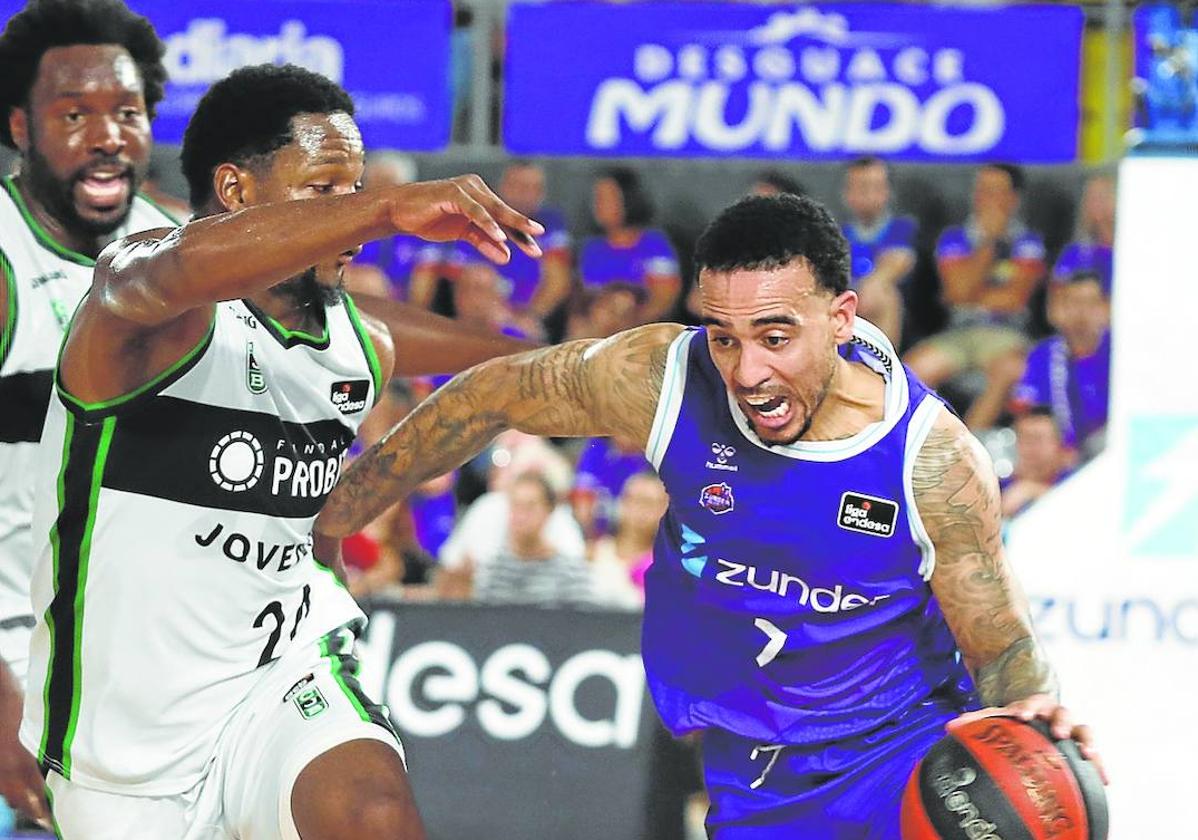 Brandon Brown bota el balón defendido por Andrés Feliz en el partido ante el Joventut.