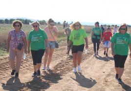 Participantes en la ruta a pie.