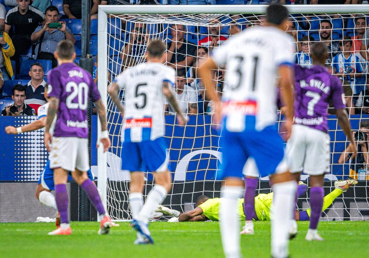 John se estira para intentar parar el penalti de Braithwaite, pero el balón se cuela en la portería.