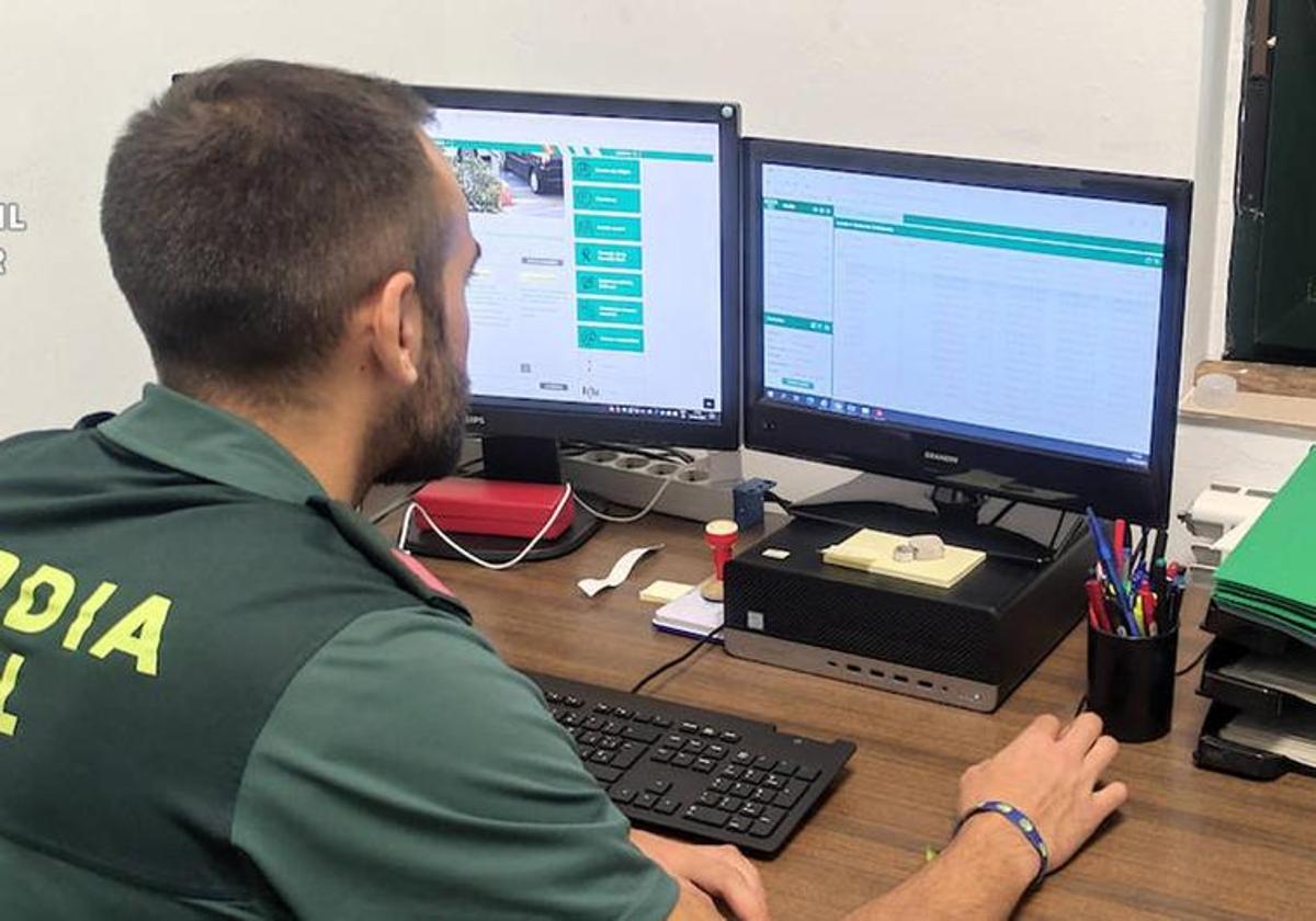 Un agente de la Guardia Civil, durante una investigación anterior.