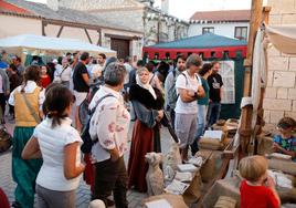 Participantes en uno de los talleres del mercado medieval