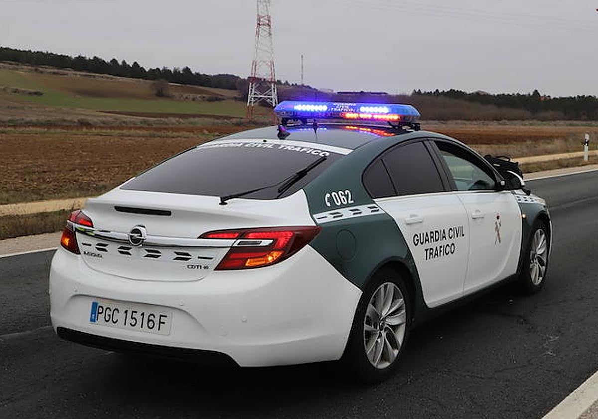 Arde una patrulla de la Guardia Civil de Tráfico en Soria