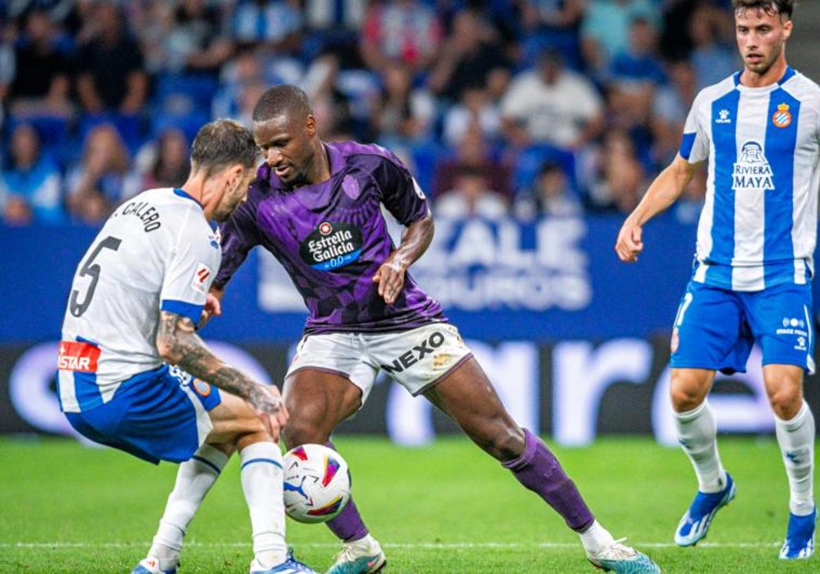 Sylla encara a Calero durante el Espanyol-Real Valladolid de este sábado.