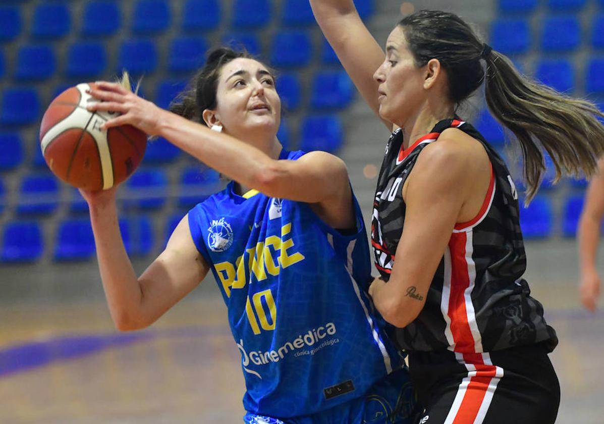 Miriam Manso intena lanzar con la oposición de una rival.
