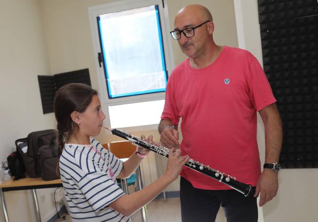 Alba Bercianos, con su profesor de oboe.