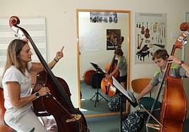 Marcelo Fernández, que toca el contrabajo desde hace cinco años, con su profesora, Virginia de Vega.